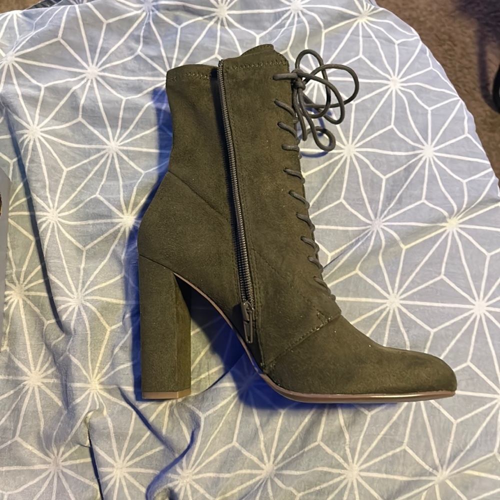 Steve madden boots never worn size 7.5